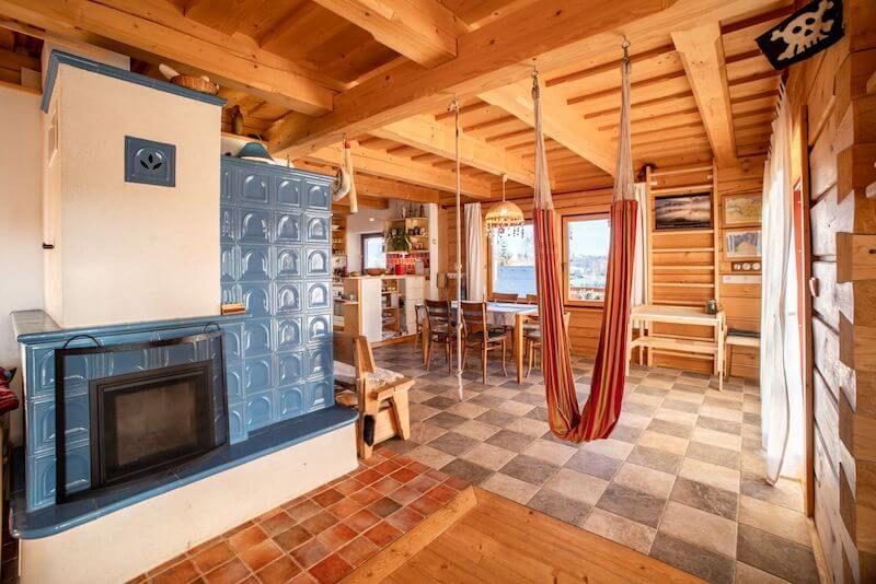 roubenka-svepomoci-interier-kachlova-kamna