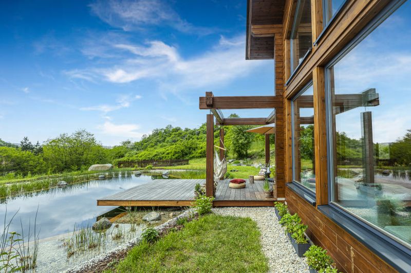 DrevoaStavby.cz Moderní srubový dům Kontio DrevoaStavby.cz Moderní srubový dům Kontio pohled na jezírko z terasy