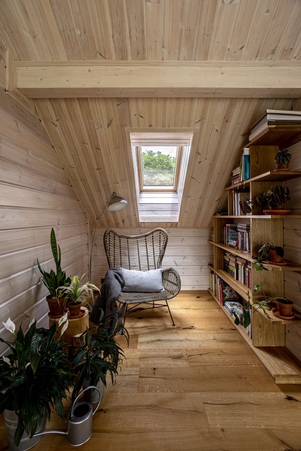 DrevoaStavby.cz Moderní srubový dům Kontio posezení v podkroví DrevoaStavby.cz Moderní srubový dům Kontio posezení v podkroví