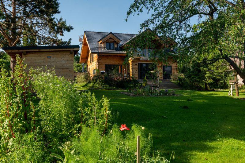 DrevoaStavby.cz Moderní patrová roubenka z červeného cedru DrevoaStavby.cz Moderní patrová roubenka z červeného cedru