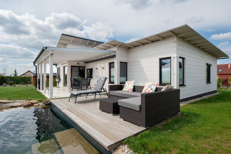 DrevoaStavby.cz Roubenka z lepené finské borovice s dřevěnou fasádou bílé barvy DrevoaStavby.cz Roubenka z lepené finské borovice s dřevěnou fasádou bílé barvy