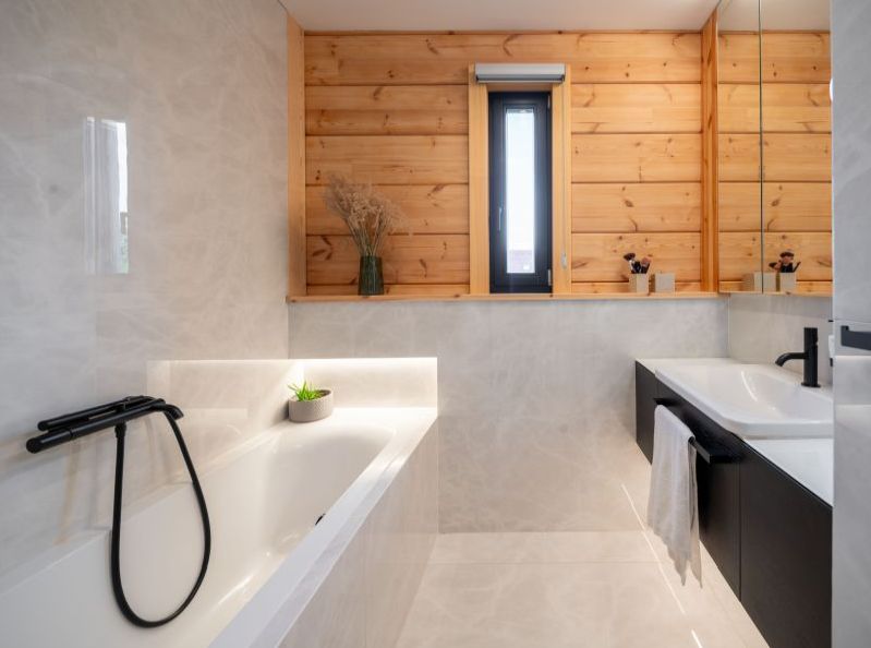 DrevoaStavby.cz Roubenka z lepené finské borovice s dřevěnou fasádou bílé barvy DrevoaStavby.cz Roubenka z lepené finské borovice s dřevěnou fasádou bílé barvy světlá koupelna