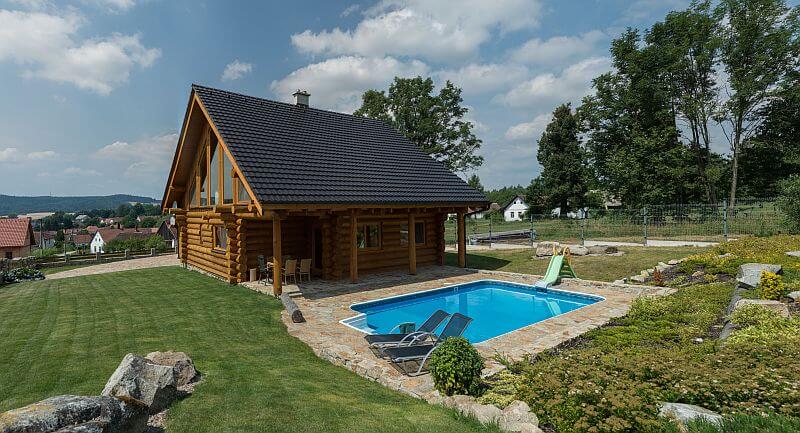 navsteva-drevostavby-srub-ve-stinu-parozi-hanis-srubove-domy-exterier-zahrada-bazen