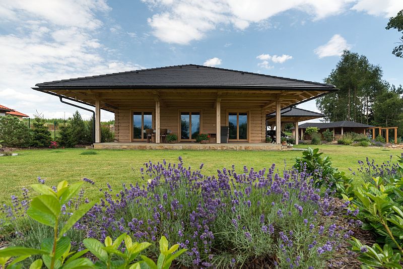 roubenka-u-jezirka-pohled-ze-zahrady