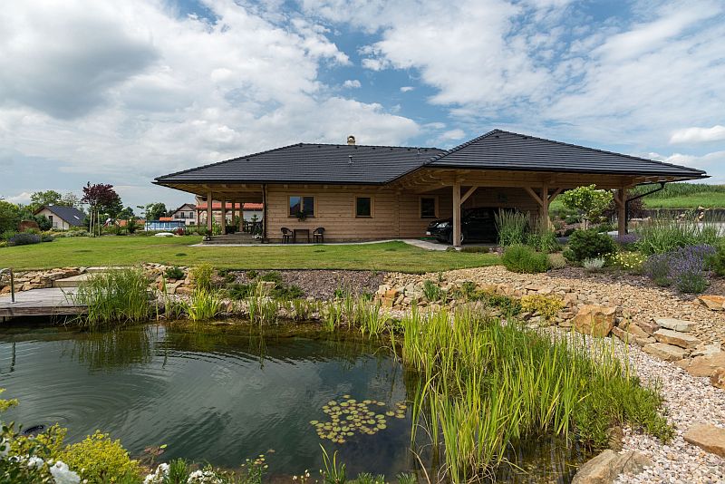 roubenka-u-jezirka-roubenka-s-jezirkem