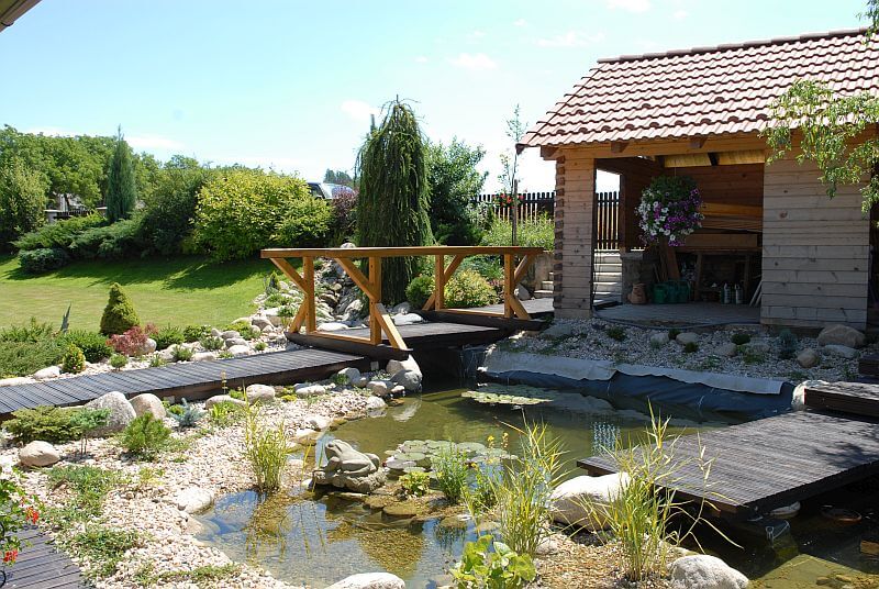 zahradni-domly-lavka-u-domku-drevostavby-Bartos