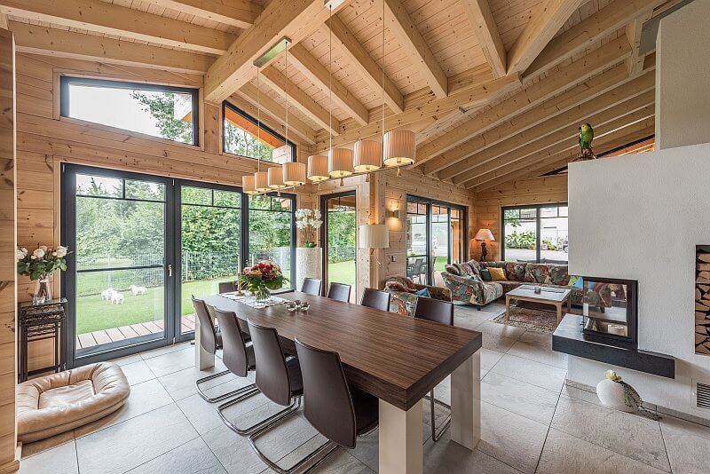 masivni-drevostavba-interier-jidelni-stul