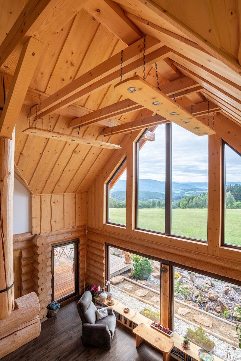 moderni-srub-interier-pohled-zeshora