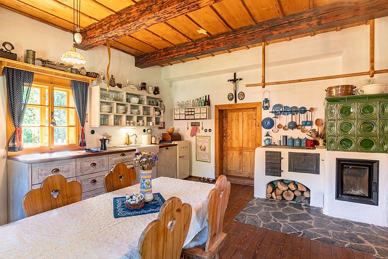 tradicni-roubenka-obytna-mistnost