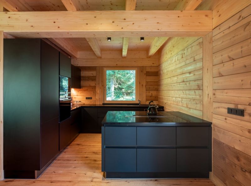 SrubyRoubenky-kuchyn-v-drevostavbe-4