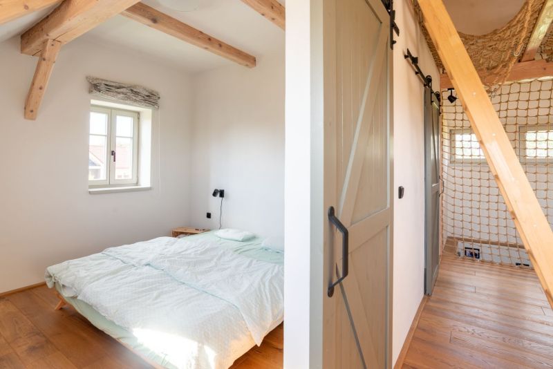 DrevoaStavby.cz | Poloroubenka v CHKO Kokoř&iacute;nsko interi&eacute;r ložnice