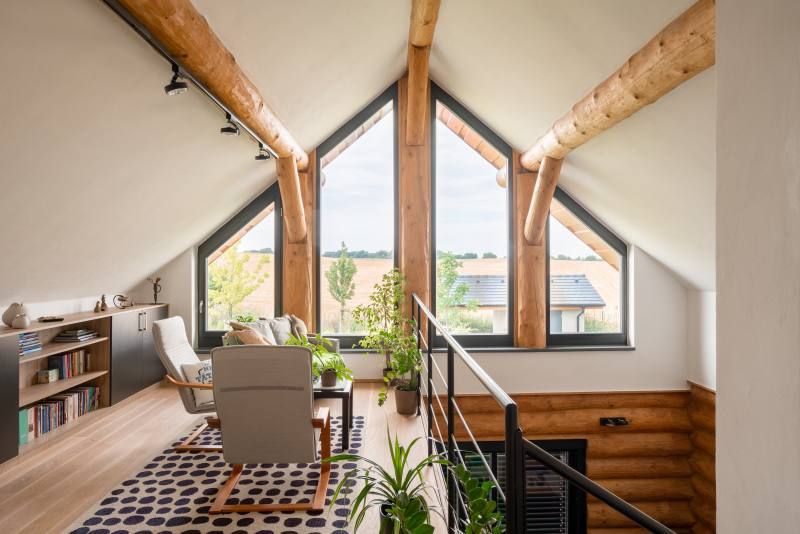 DrevoaStavby.cz | Interi&eacute;r srubu - galerie v patře