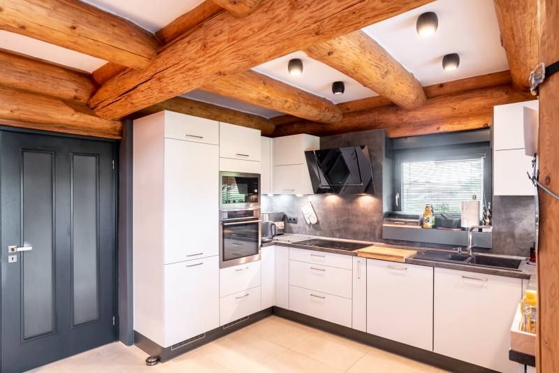 DrevoaStavby.cz | Interi&eacute;r srubu - kuchyň