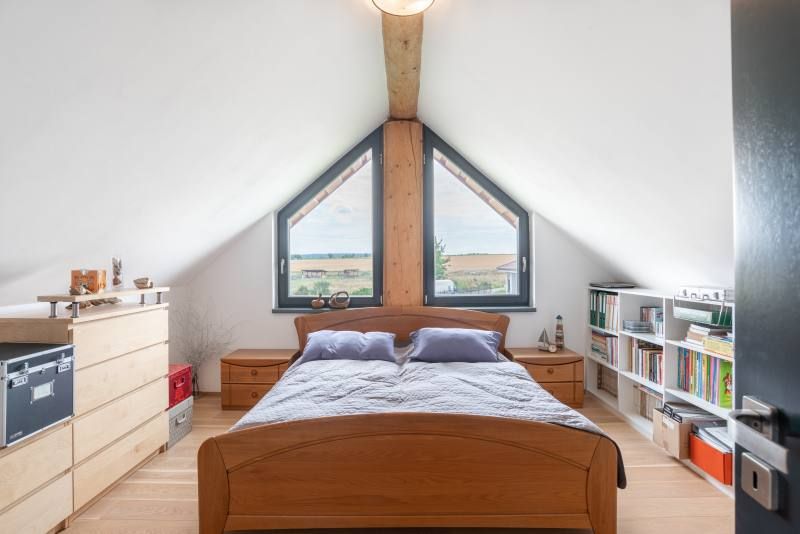 DrevoaStavby.cz | Interi&eacute;r srubu - ložnice