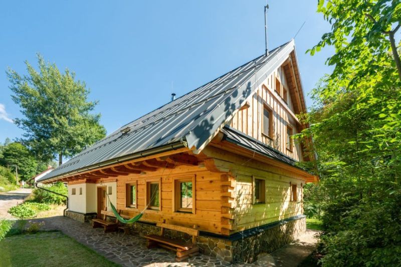 DrevoaStavby.cz | Krkonošská poloroubenka z cedrového dřeva DrevoaStavby.cz | Krkonošská poloroubenka z cedrového dřeva