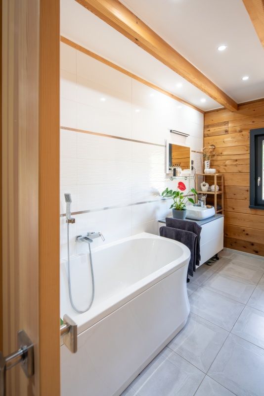 DrevoaStavby.cz Moderní roubený dům z cedrových trámů DrevoaStavby.cz Moderní roubený dům z cedrových trámů