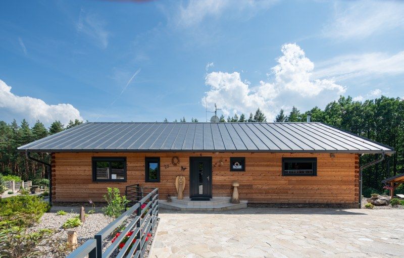 DrevoaStavby.cz Moderní roubený dům z cedrových trámů DrevoaStavby.cz Moderní roubený dům z cedrových trámů