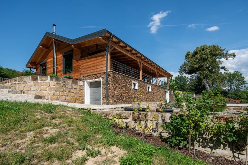 DrevoaStavby.cz Moderní roubený dům z cedrových trámů DrevoaStavby.cz Moderní roubený dům z cedrových trámů