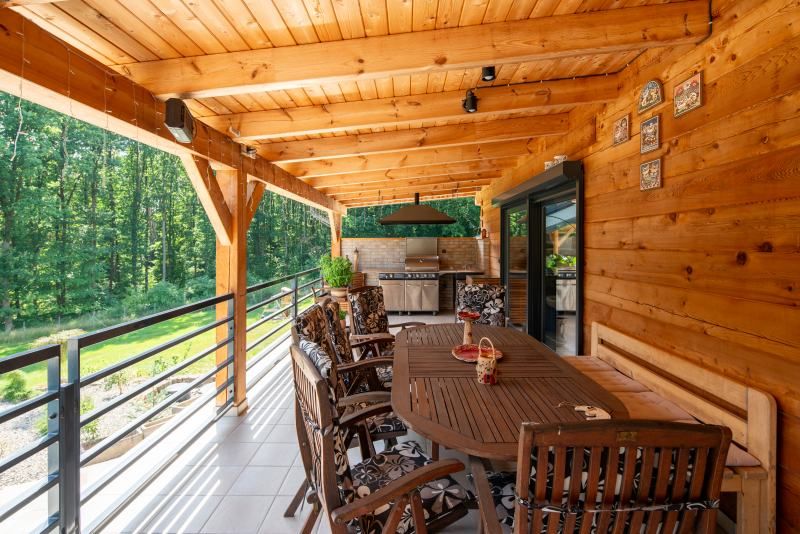 DrevoaStavby.cz Moderní roubený dům z cedrových trámů DrevoaStavby.cz Moderní roubený dům z cedrových trámů