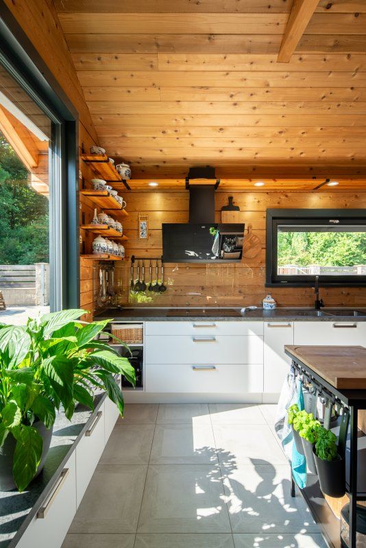 DrevoaStavby.cz Moderní roubený dům z cedrových trámů DrevoaStavby.cz Moderní roubený dům z cedrových trámů