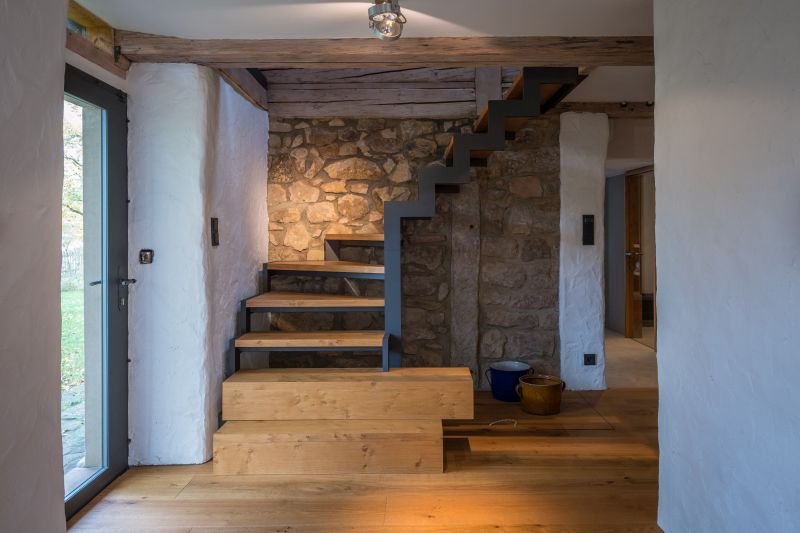 jak-zaridit-interier-srubu-ci-roubenky-v-modernim-minimalistickem-stylu-2