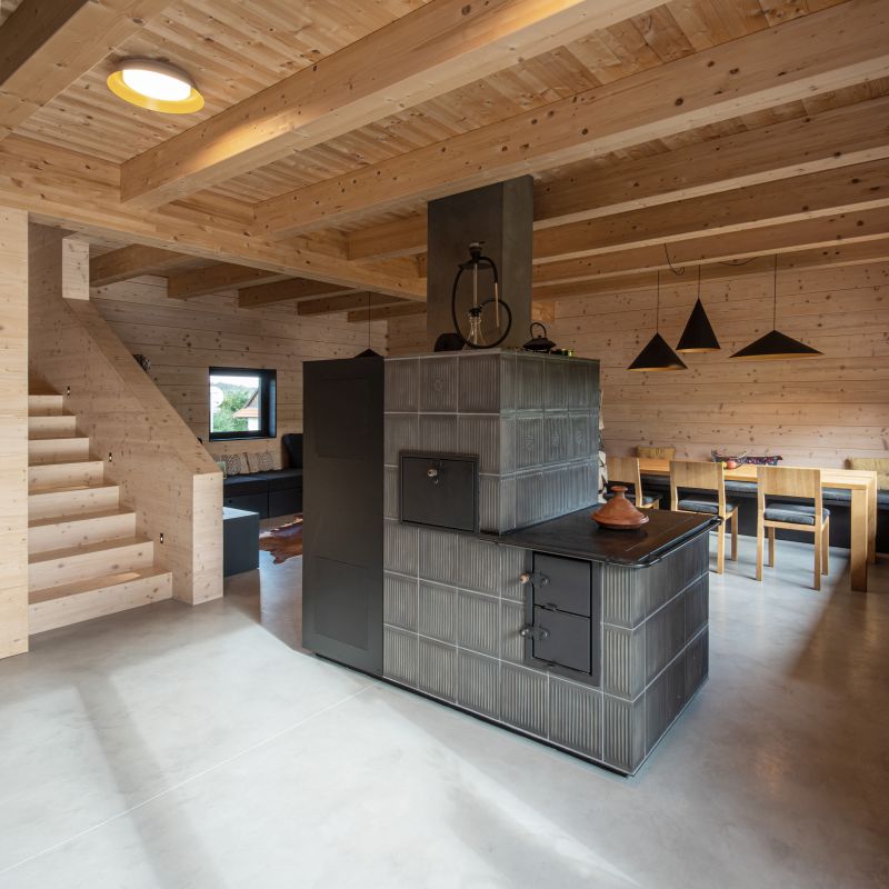 jak-zaridit-interier-srubu-ci-roubenky-v-modernim-minimalistickem-stylu-4