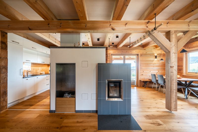 jak-zaridit-interier-srubu-ci-roubenky-v-modernim-minimalistickem-stylu-5