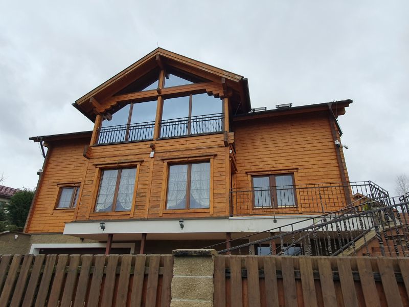 tmavy-nater-exterieru-drevostavby-na-svetly 2