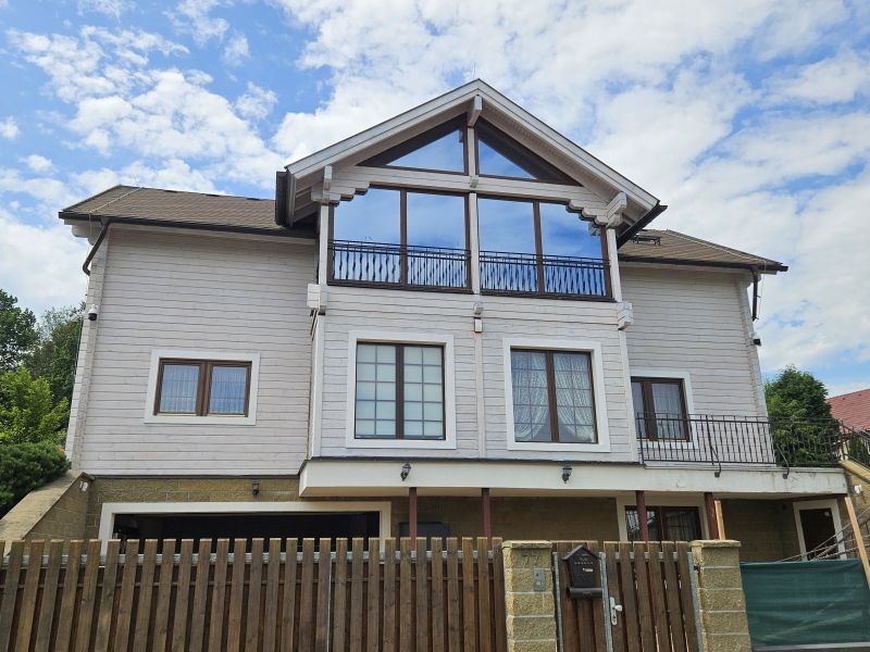 tmavy-nater-exterieru-drevostavby-na-svetly 5