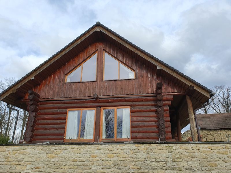 tmavy-nater-exterieru-drevostavby-na-svetly 7