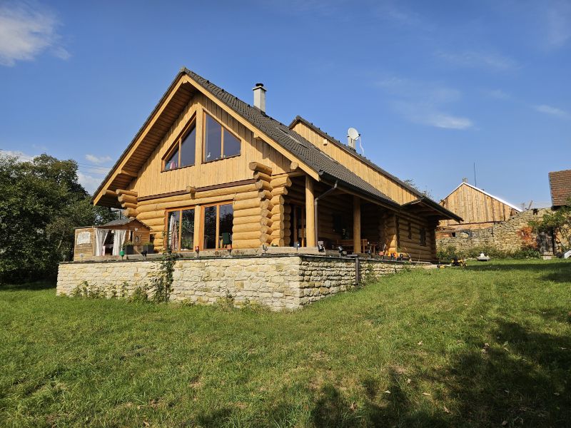 tmavy-nater-exterieru-drevostavby-na-svetly 9