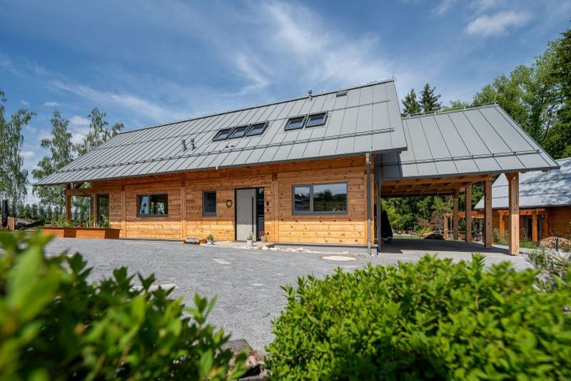 Moderní roubenka OK PYRUS Moderní roubenka těžký dřevěný skelet_OK PYRUS_DŮM Z BOKU