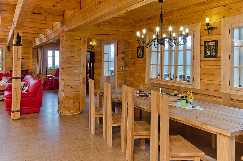 masivni-srub-Beskydy-jidelni-stul