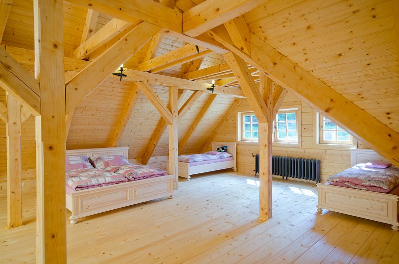 masivni-srub-Beskydy-podkrovi