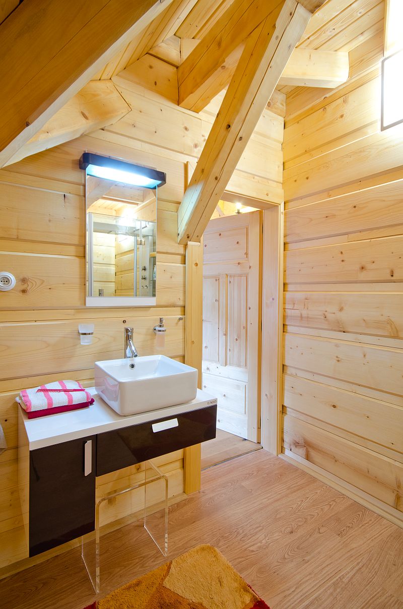 masivni-srub-Beskydy-umyvadlo-v-koupelne