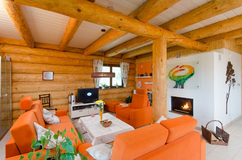 masivni-bungalov-obyvaci-pokoj