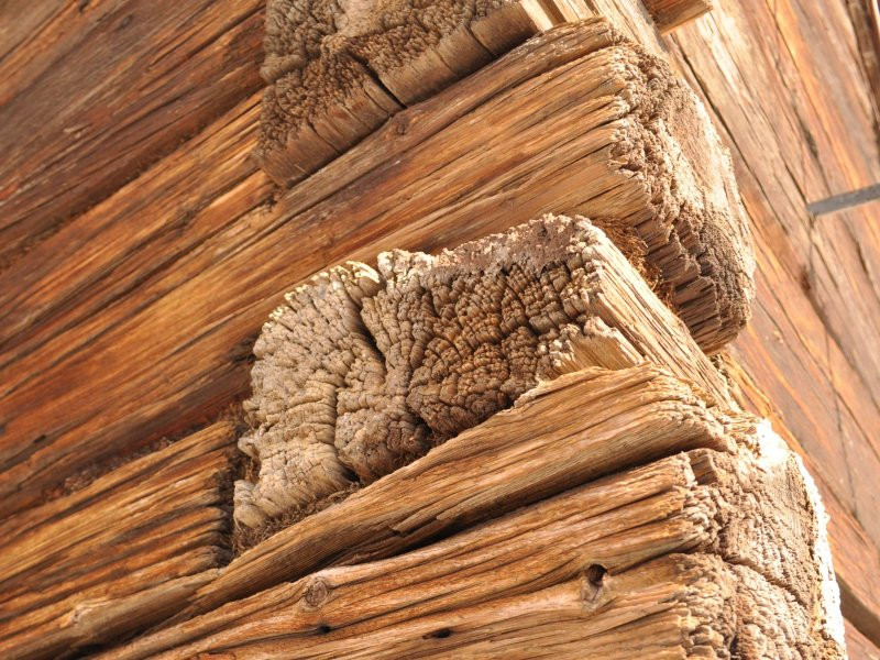 DrevoaStavby.cz | poškození trámů časem roubenka před rekonstrukcí DrevoaStavby.cz | poškození trámů časem roubenka před rekonstrukcí