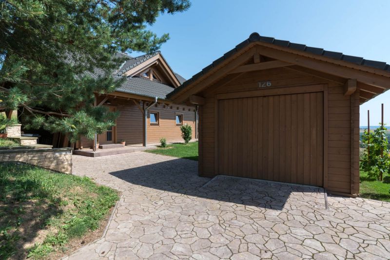 masivni-drevostavba-garaz