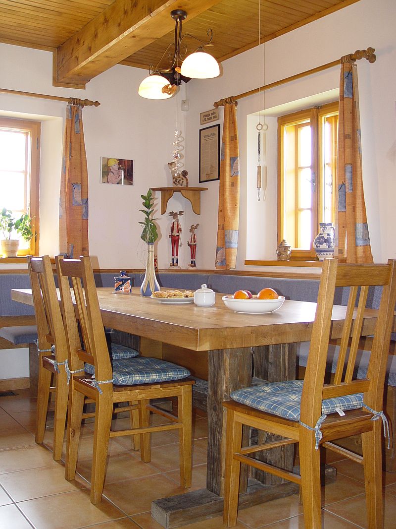 nizkoenergeticka-chalupa-jidelni-stul