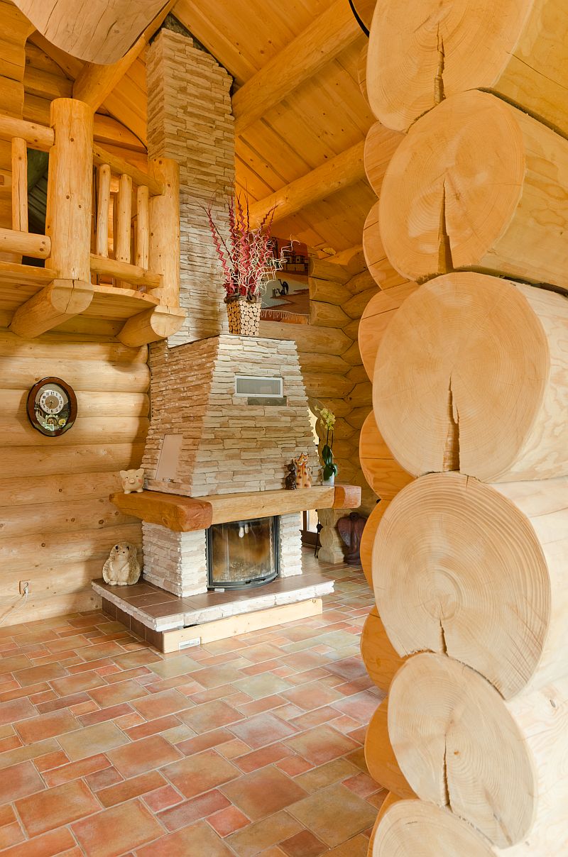 srub-s-kvetinovymi-sloupy-krb