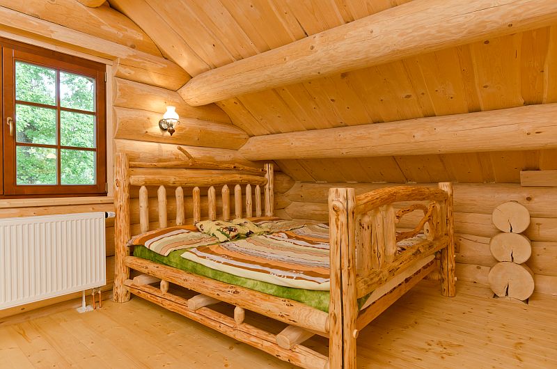 srub-s-kvetinovymi-sloupy-loznice