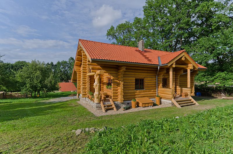 srub-s-kvetinovymi-sloupy-pozemek