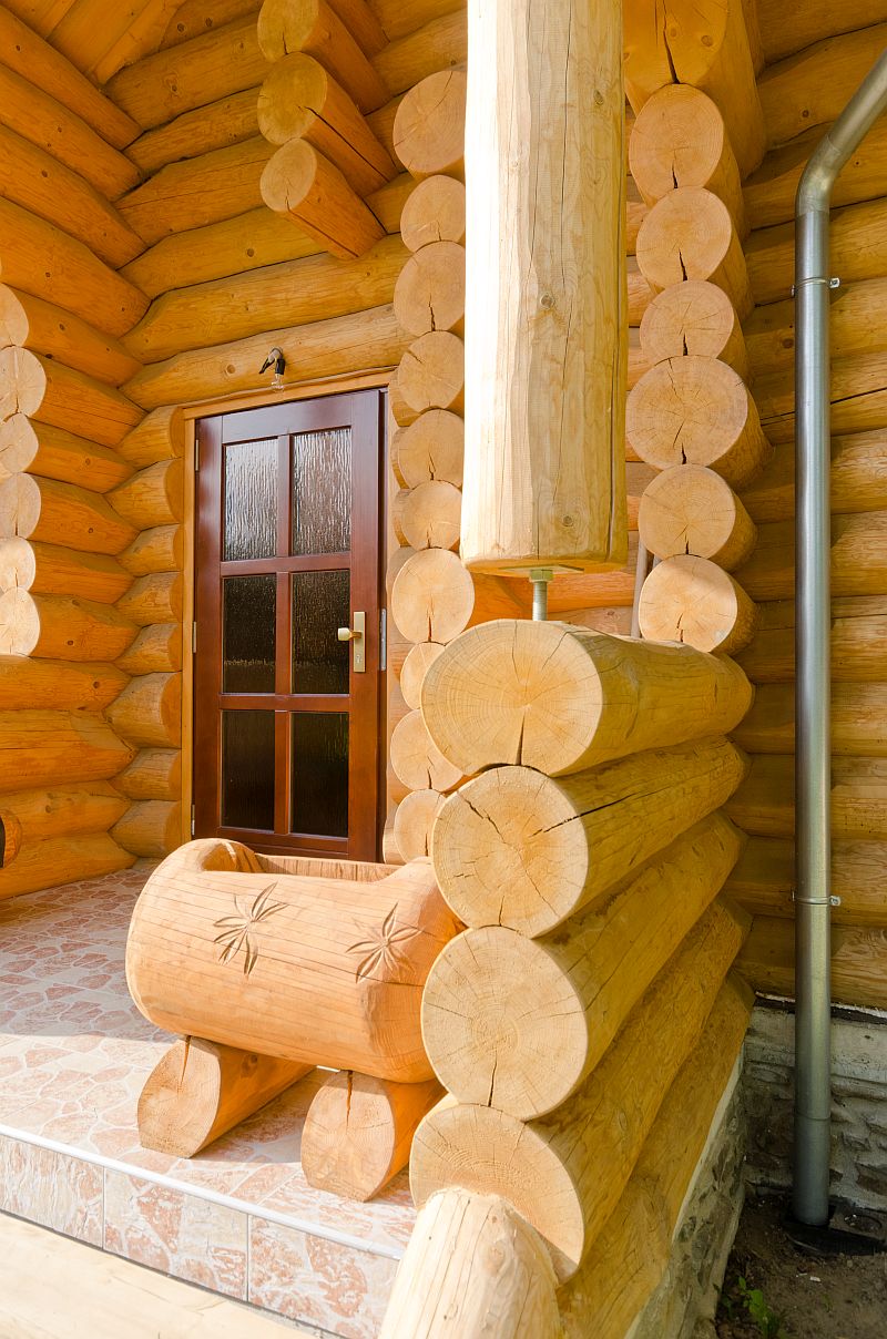 srub-s-kvetinovymi-sloupy-vchod