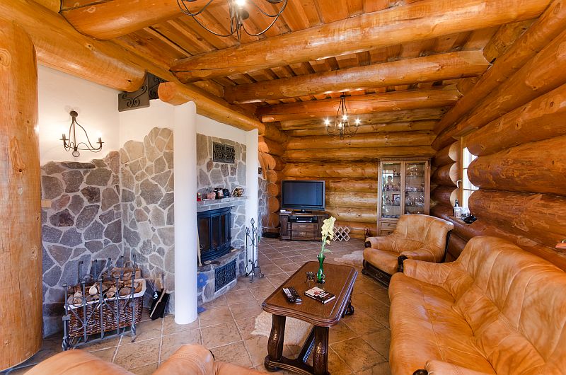 masivni-srub-interier-obyvaci-pokoj