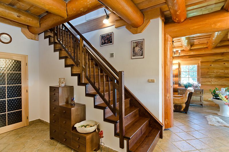 masivni-srub-interier-schodiste