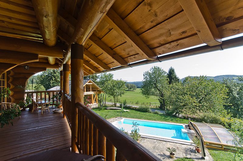 masivni-srub-pohled-z-patra