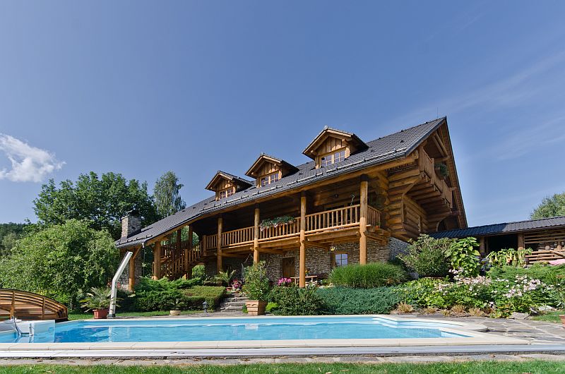 masivni-srub-s-bazenem