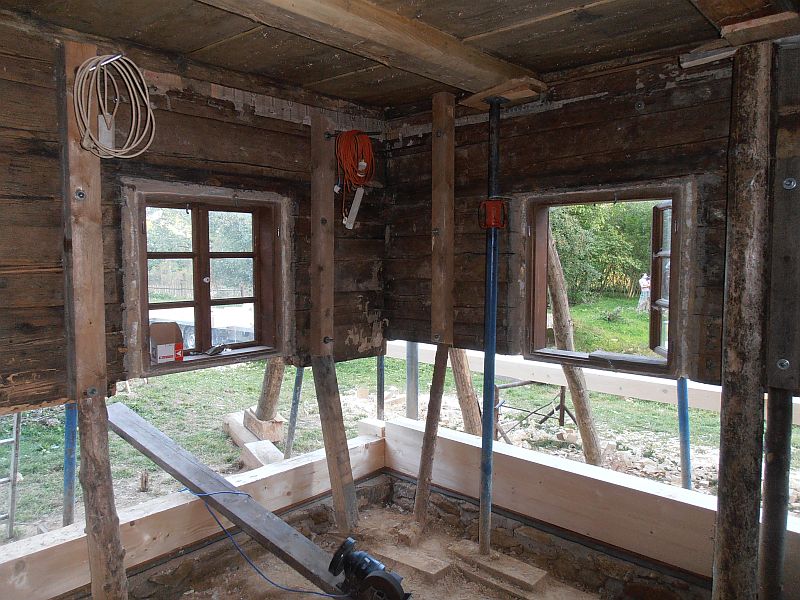 Podst&aacute;vkov&yacute; dům v průběhu rekonstrukce s podepřen&iacute;m stropn&iacute;ch tr&aacute;mů.