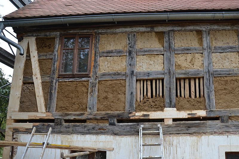 Oprava hr&aacute;zděn&eacute; stěny v patře exteri&eacute;ru podst&aacute;vkov&eacute;ho domu.