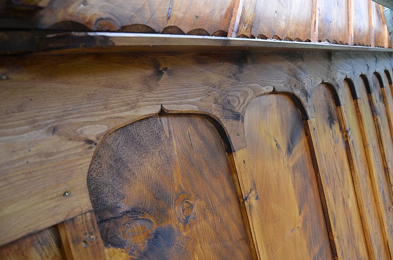  Detail repliky kryc&iacute; li&scaron;ty bedněn&iacute; &scaron;t&iacute;tu vykrajovan&eacute; do tvaru osl&iacute;ch hřbetů a překryt&eacute; osazen&iacute;m okapn&iacute;ho vodorovn&eacute;ho prkna.